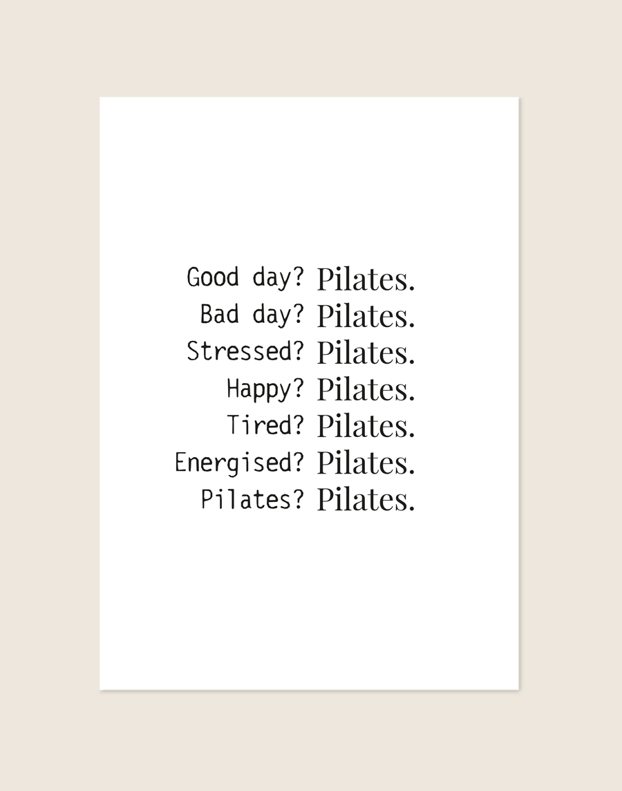 Witte poster met de herhalende zwarte quote 'Good day? Pilates. Bad day? Pilates.' in een strak lettertype, ideaal voor in een home gym of modern interieur.