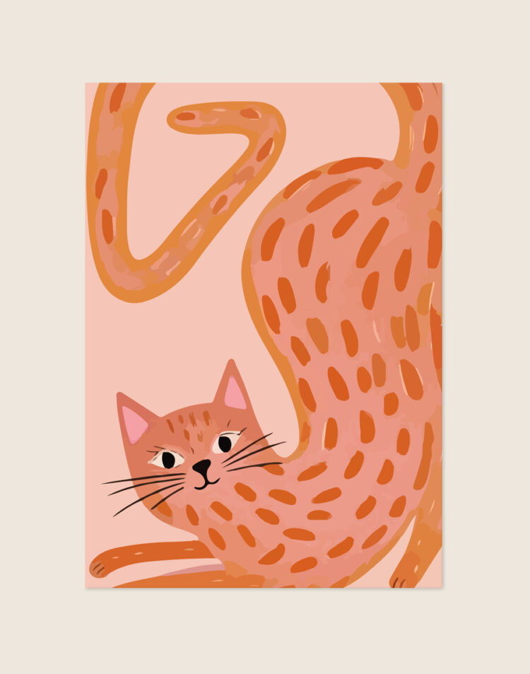 Een kleurrijke, illustratieve poster van een oranje, gestippelde kat die zich gracieus uitstrekt tegen een zachte roze achtergrond, afgebeeld in een 3:4 verhouding op een neutrale, crèmekleurige achtergrond.