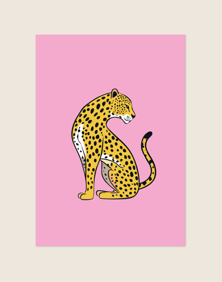 Een stijlvolle, kleurrijke poster met een effen pastelroze achtergrond. In het midden zit een gestileerde illustratie van een sierlijk geel luipaard met zwarte stippen, dat waakzaam over zijn eigen schouder kijkt.