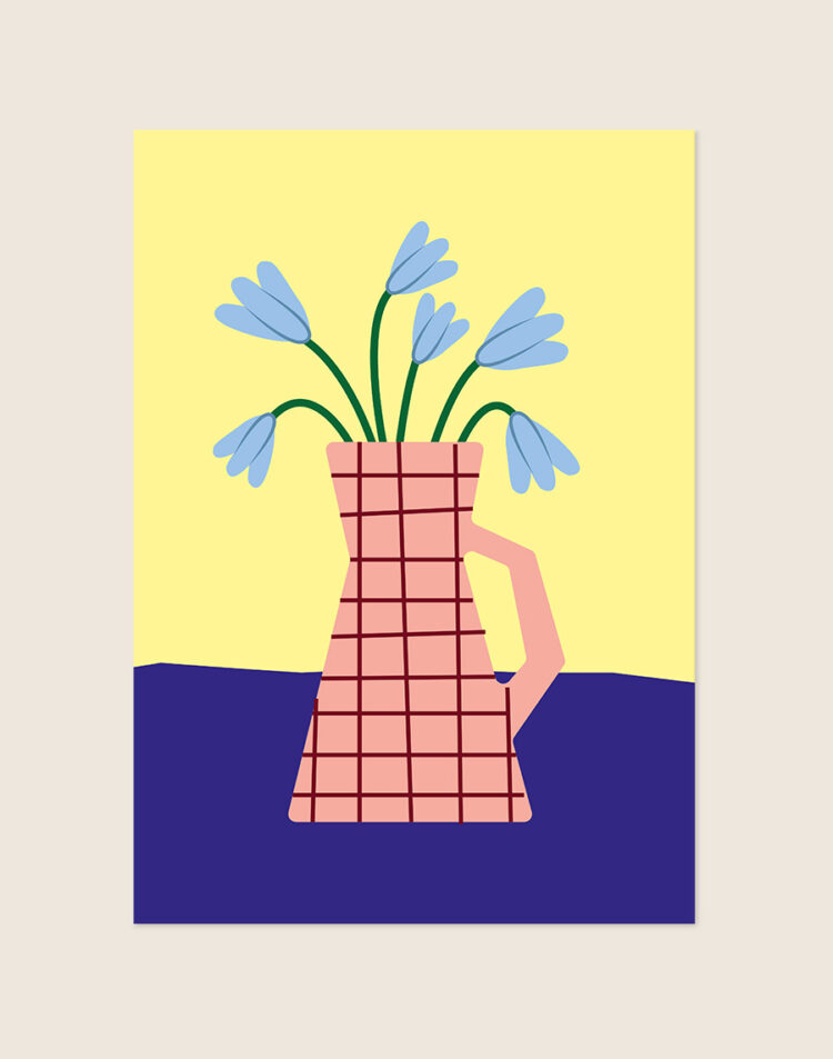 Een grafische, platte illustratie van een roze vaas met een hoekig handvat aan de rechterkant en een rood ruitjespatroon. Uit de vaas komen groene stelen met vijf lichtblauwe, klokvormige bloemen. De vaas staat op een donkerblauw horizontaal vlak tegen een lichtgele achtergrond.