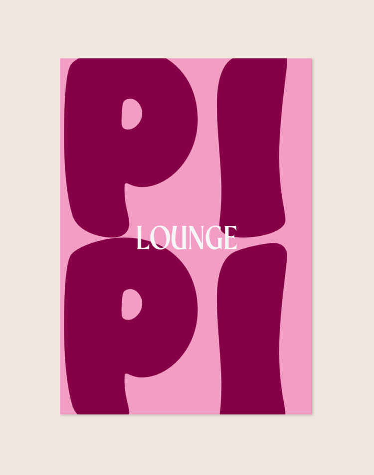 Hippe roze poster met bordeauxrode en witte tekst Pipi Lounge, sfeervol opgehangen aan een neutrale muur in een moderne toiletruimte.