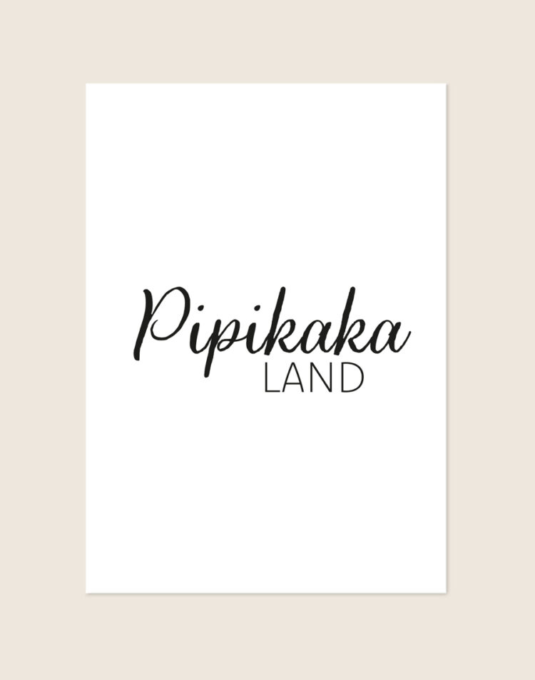 Minimalistische zwart-witte poster met de zwarte tekst Pipikaka LAND in sierlijke letters, sfeervol opgehangen aan een neutrale muur in een moderne toiletruimte.