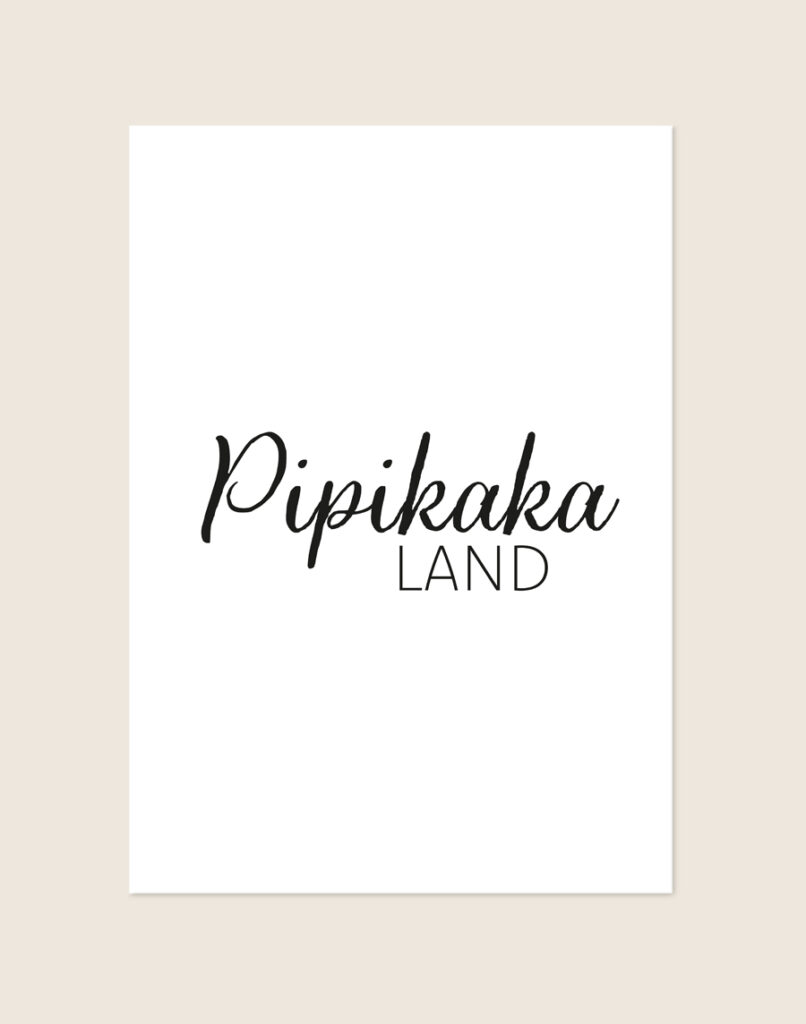 Minimalistische zwart-witte poster met de zwarte tekst Pipikaka LAND in sierlijke letters, sfeervol opgehangen aan een neutrale muur in een moderne toiletruimte.
