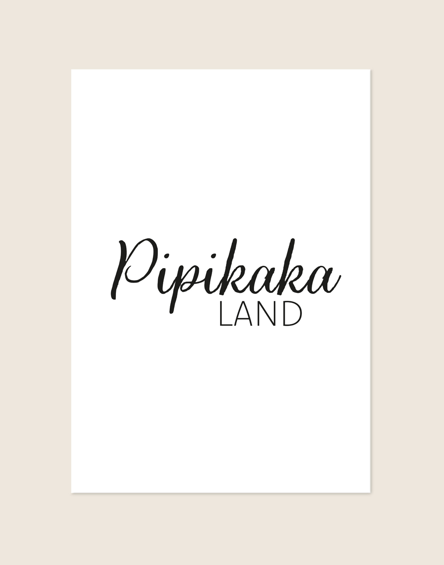 Minimalistische zwart-witte poster met de zwarte tekst Pipikaka LAND in sierlijke letters, sfeervol opgehangen aan een neutrale muur in een moderne toiletruimte.