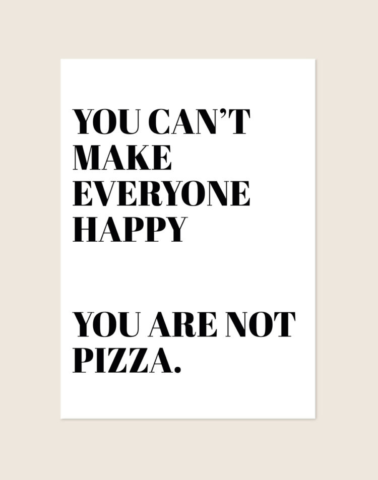 Stijlvolle typografische poster met het woord Pizza, sfeervol opgehangen aan de muur in een moderne keuken.