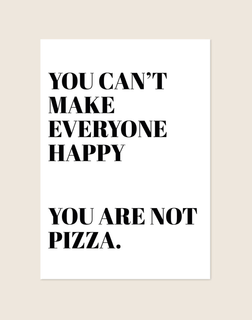 Stijlvolle typografische poster met het woord Pizza, sfeervol opgehangen aan de muur in een moderne keuken.