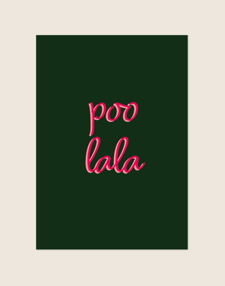 Stijlvolle poster met de grappige typografische woordgrap Poo lala, sfeervol opgehangen aan een neutrale muur in een moderne toiletruimte.