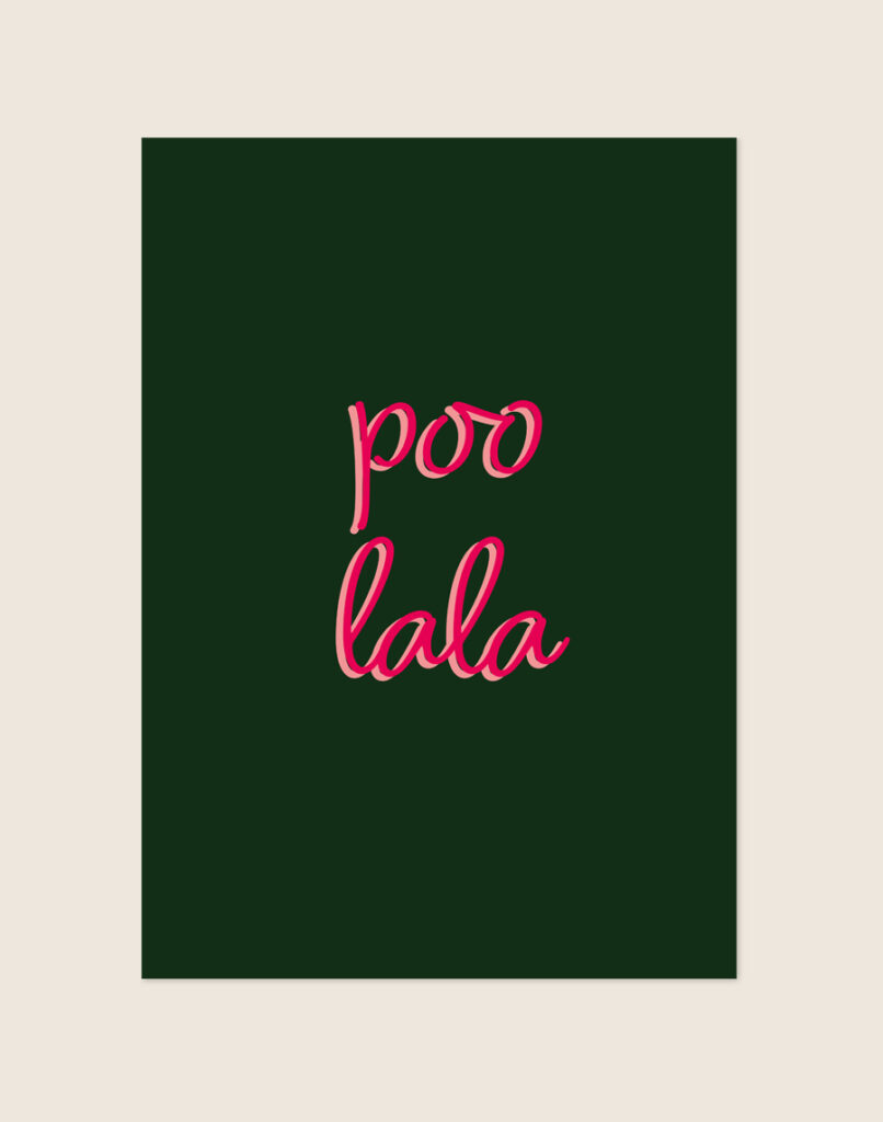 Stijlvolle poster met de grappige typografische woordgrap Poo lala, sfeervol opgehangen aan een neutrale muur in een moderne toiletruimte.