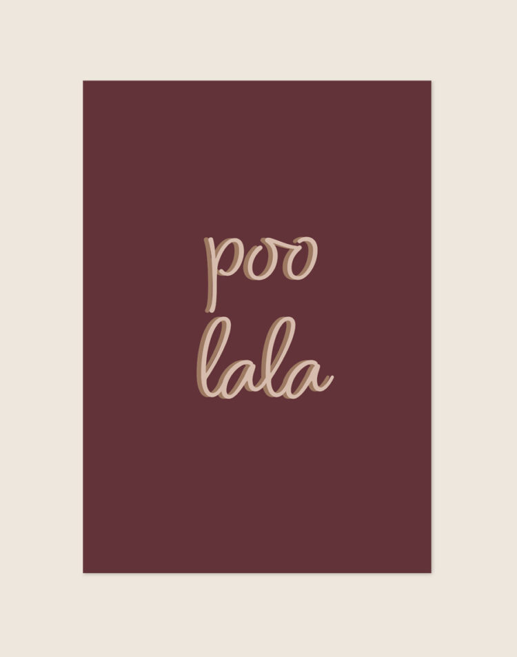 Chique bordeauxrode typografische poster met beigekleurige handgeschreven tekst Poo Lala, sfeervol opgehangen aan een neutrale muur in een moderne toiletruimte.