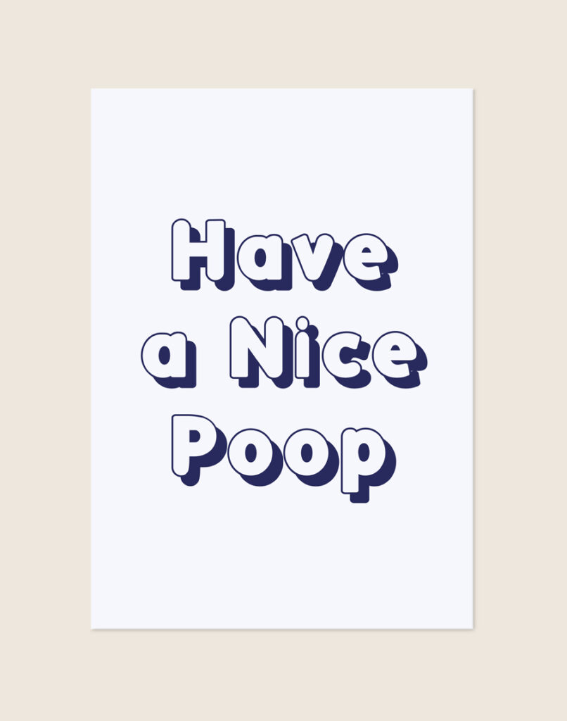 Retro witte Poop poster met blauwe 3D-letters en de tekst Have a Nice Poop, sfeervol opgehangen in een toiletruimte.
