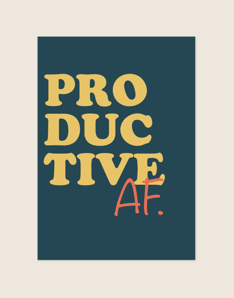 Sfeervolle donkerblauwe Poster Productive met gele retro letters en oranje handgeschreven tekst Productive AF., sfeervol opgehangen in een thuiskantoor.