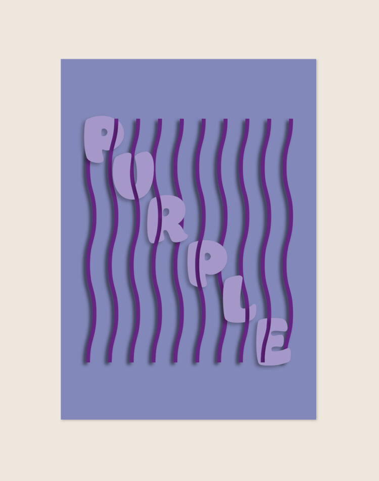 Grafische poster in paarse tinten met het woord purple in lila bubbelletters geplaatst over golvende verticale lijnen, sfeervol opgehangen in een modern interieur.