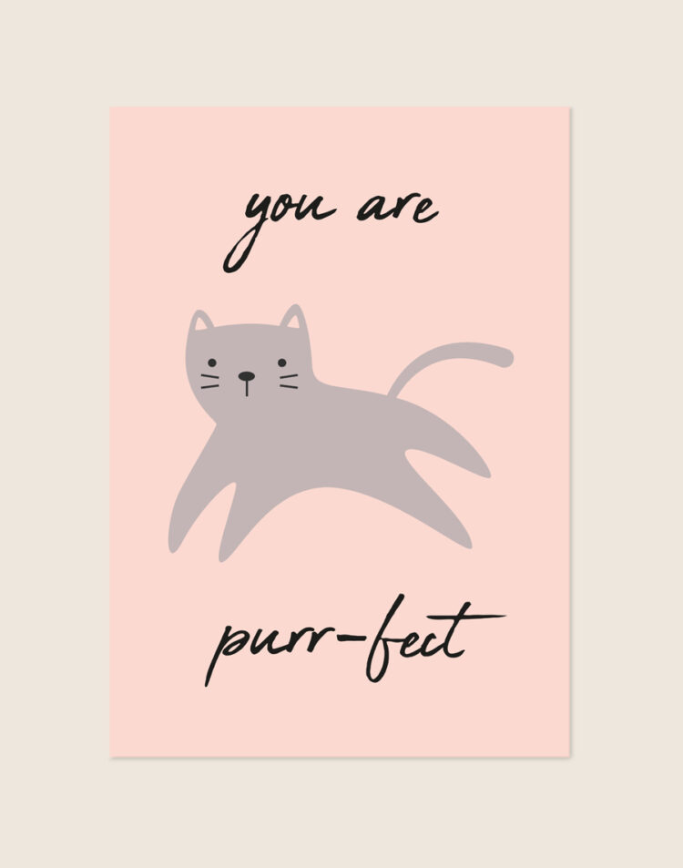 In het midden staat een illustratie van een speelse, uitrekkende grijze kat. Boven en onder de kat staat de tekst "you are purr-fect" in speelse, zwarte handgeschreven letters.