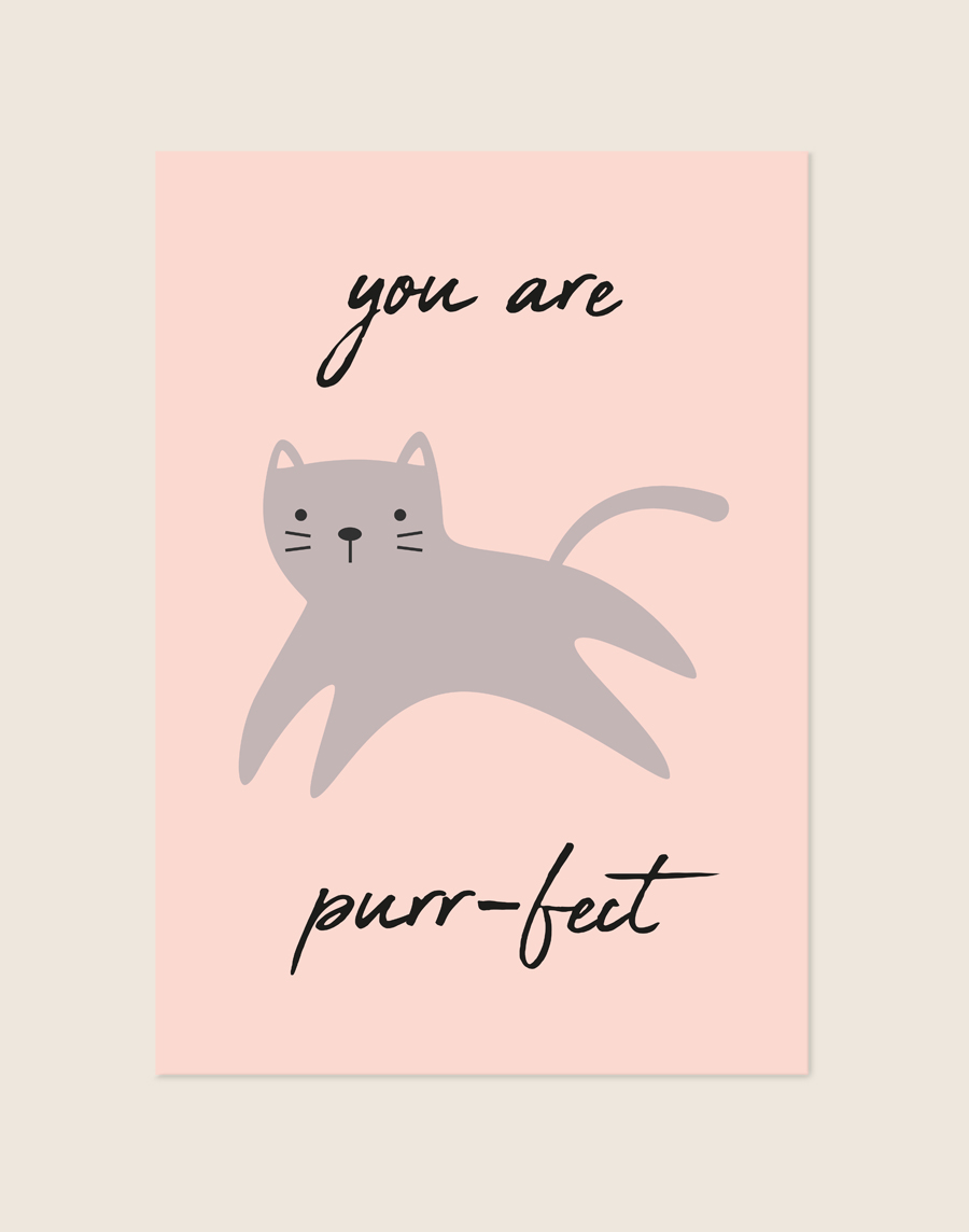 In het midden staat een illustratie van een speelse, uitrekkende grijze kat. Boven en onder de kat staat de tekst "you are purr-fect" in speelse, zwarte handgeschreven letters.