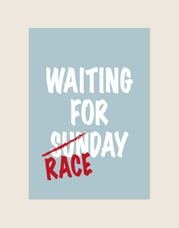 Een grijsblauwe poster met de witte tekst 'WAITING FOR SUNDAY', waarbij het woord 'SUNDAY' is doorgestreept met een rode lijn en vervangen door het opvallende rode woord 'RACE'.