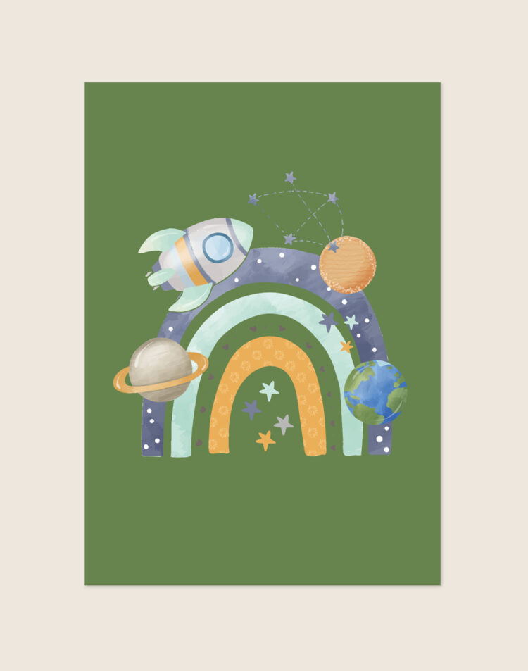 Een sfeervolle kinderposter met een warme olijfgroene achtergrond. Centraal staat een regenboog in waterverf-stijl in de kleuren donkerblauw met witte stipjes, mintgroen en okergeel. Eromheen zweven een speelse raket, diverse planeten (waaronder de aarde en Saturnus), losse sterren en een sterrenbeeld.