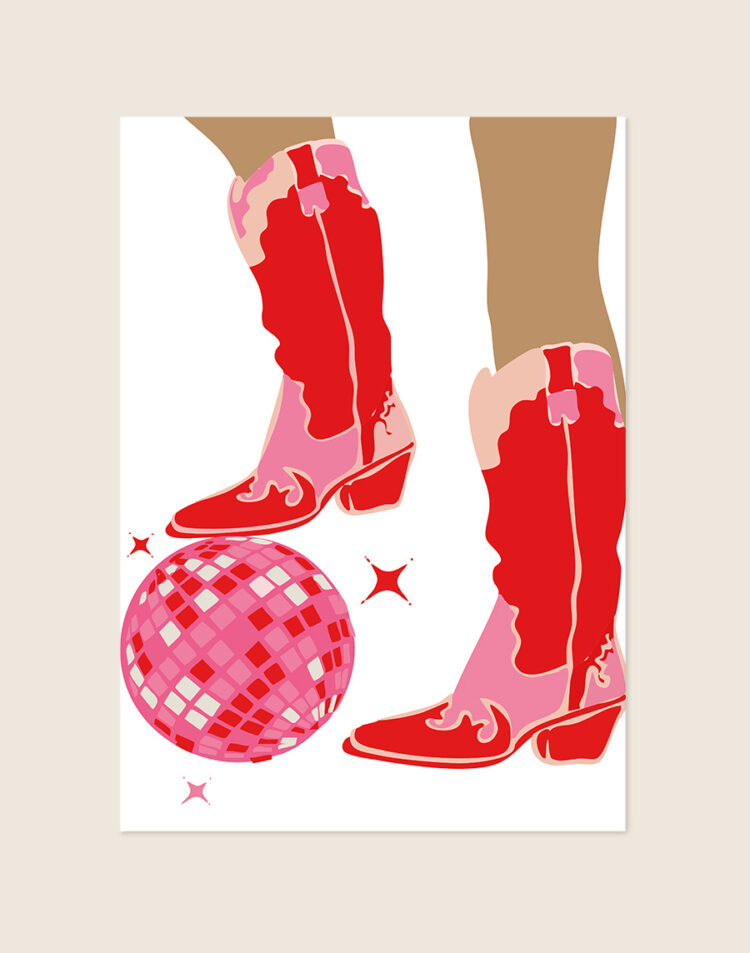 Een grafische illustratie op een witte achtergrond van twee benen met rode en roze cowboylaarzen. Onder de linkerlaars ligt een roze discobal en rondom zijn kleine roze glinsters te zien.