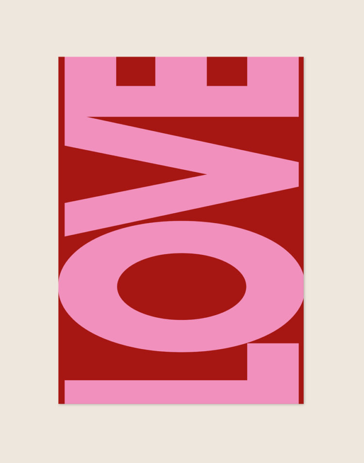Opvallende vurig rode poster met grote, doekvullende zachtroze blokletters met het woord 'LOVE' verticaal afgebeeld.