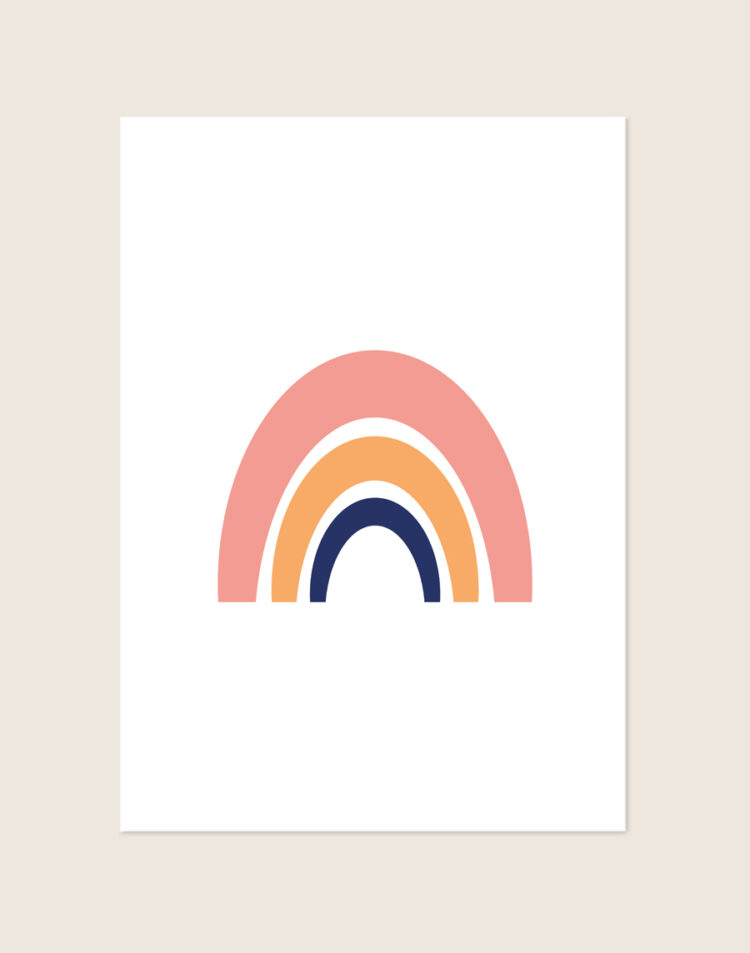 Een minimalistische, witte poster met daarop de illustratie van een gestileerde regenboog bestaande uit drie bogen. De buitenste boog is koraalroze, de middelste terracotta oranje en de binnenste boog is diep marineblauw. De stijl is strak en modern.