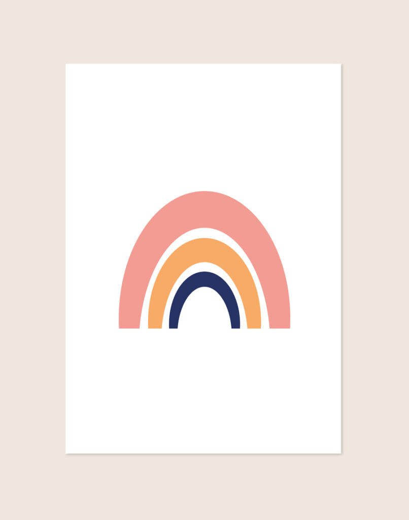 Een minimalistische, witte poster met daarop de illustratie van een gestileerde regenboog bestaande uit drie bogen. De buitenste boog is koraalroze, de middelste terracotta oranje en de binnenste boog is diep marineblauw. De stijl is strak en modern.