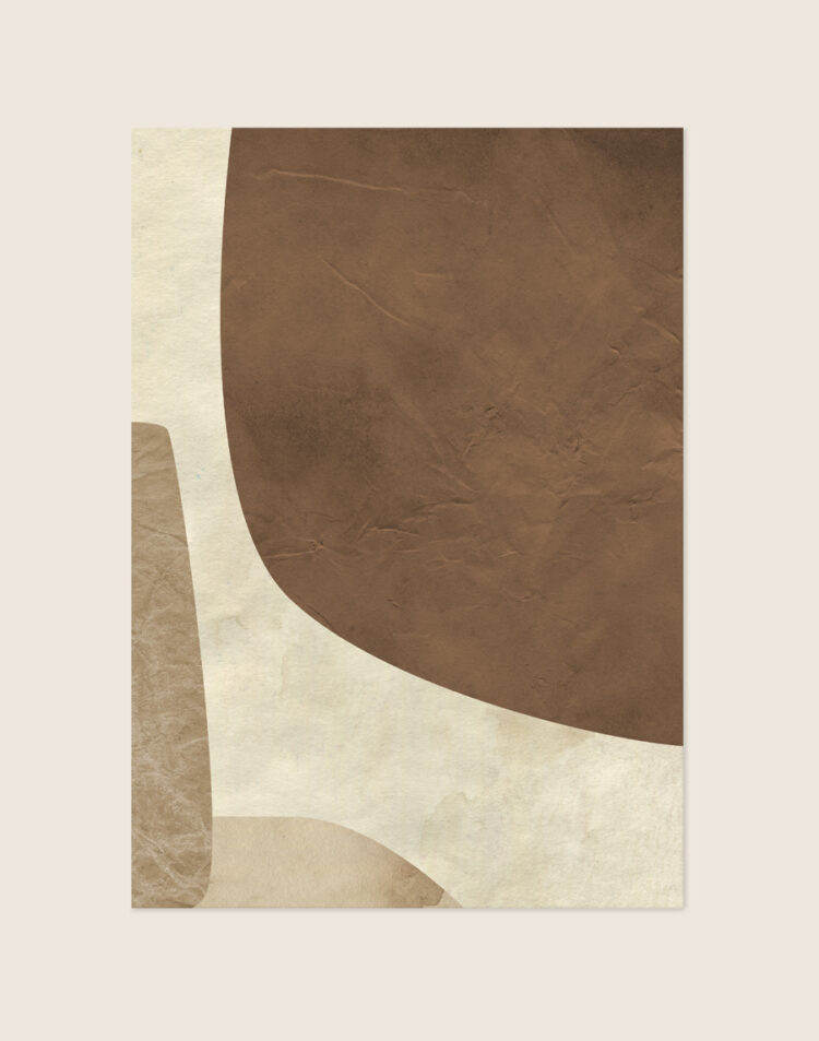 Minimalistische abstracte poster met vloeiende organische vlakken in diepbruin, beige en zandkleurige textuur op een warme crèmekleurige achtergrond.