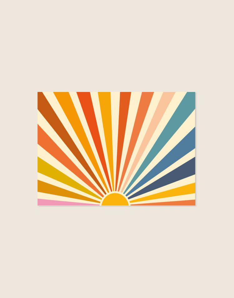 Liggende retro poster van een opkomende gele halve zon met een brede waaier van zonnestralen in terracotta, oranje, geel en blauwtinten.