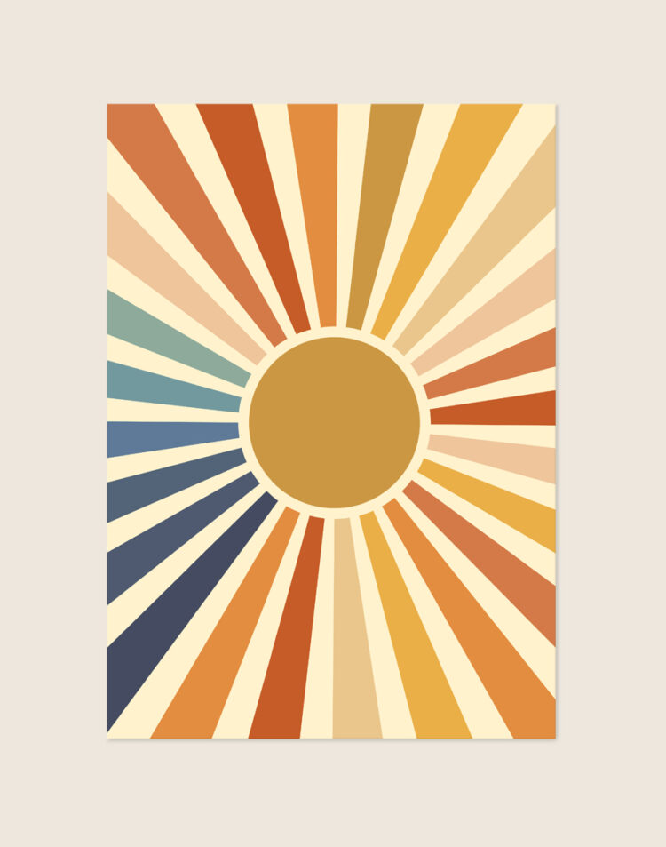 Retro poster met een centrale okergele zon en een waaier van gekleurde zonnestralen in terracotta, oranje, geel, groen en blauw.
