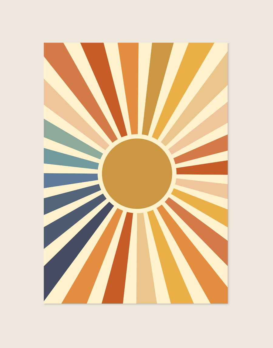 Retro poster met een centrale okergele zon en een waaier van gekleurde zonnestralen in terracotta, oranje, geel, groen en blauw.