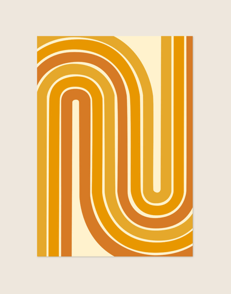 Grafische retro poster met een meanderend patroon van gebogen evenwijdige lijnen in warm oranje, okergeel en terracotta op een gebroken witte achtergrond.