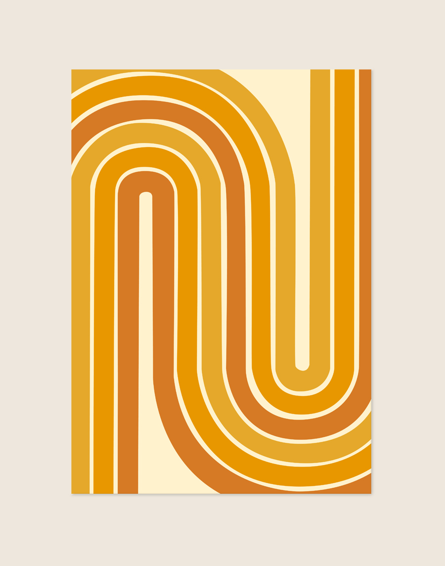 Grafische retro poster met een meanderend patroon van gebogen evenwijdige lijnen in warm oranje, okergeel en terracotta op een gebroken witte achtergrond.