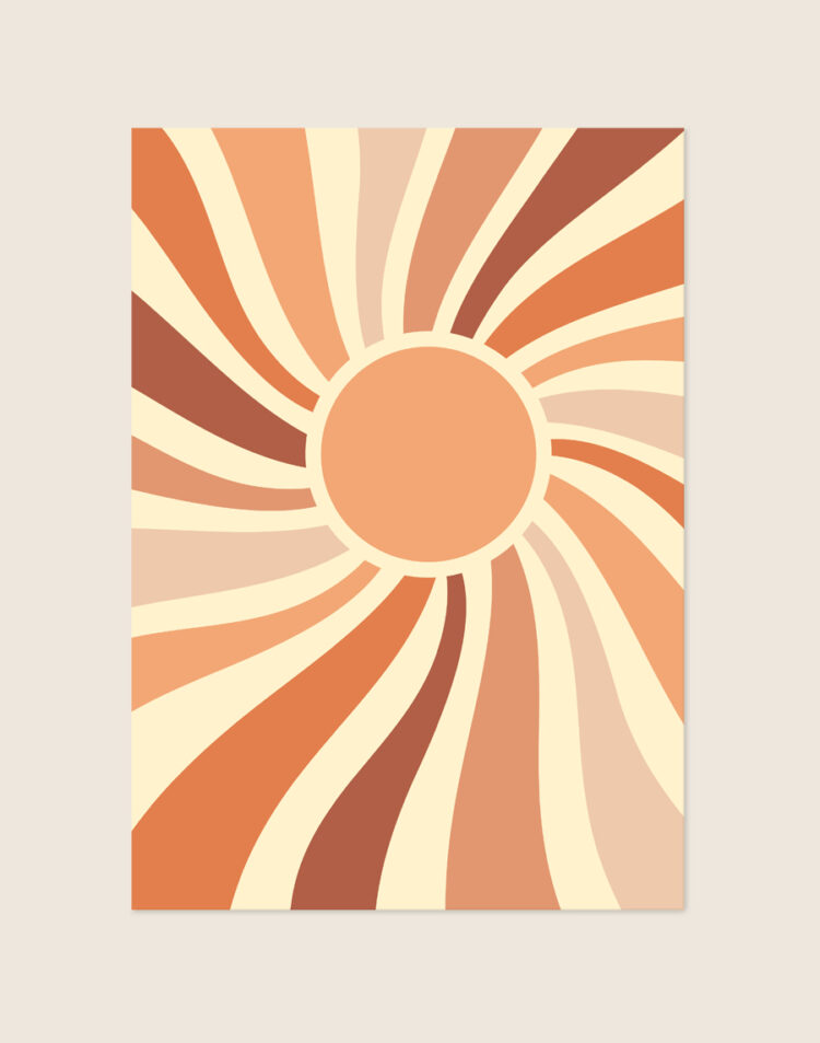 Grafische retro poster met een centrale oranje zon en golvende, spiraalvormige zonnestralen in terracotta, perzik en roestoranje op een gebroken witte achtergrond.