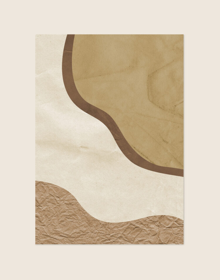 Minimalistische abstracte poster met glooiende organische vlakken in beige, oker, donkerbruin en gekreukelde textuur op een crèmekleurige achtergrond.