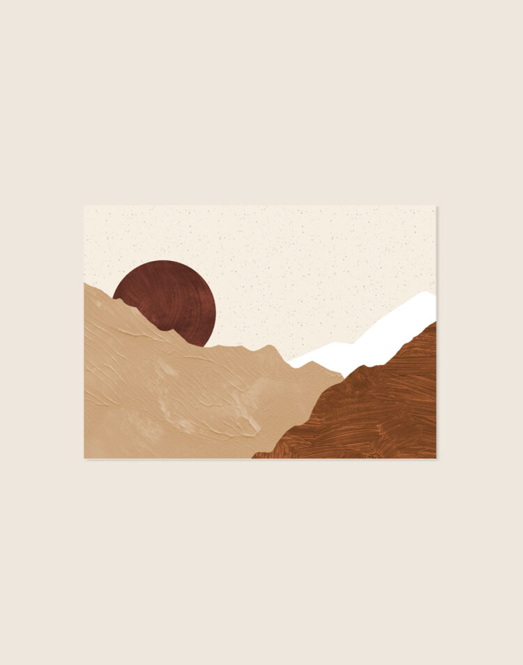 Liggende abstracte poster van een berglandschap met een dieprode zon bij zonsondergang, geschilderde textuur in beige en bruin op een gespikkelde lichte achtergrond.