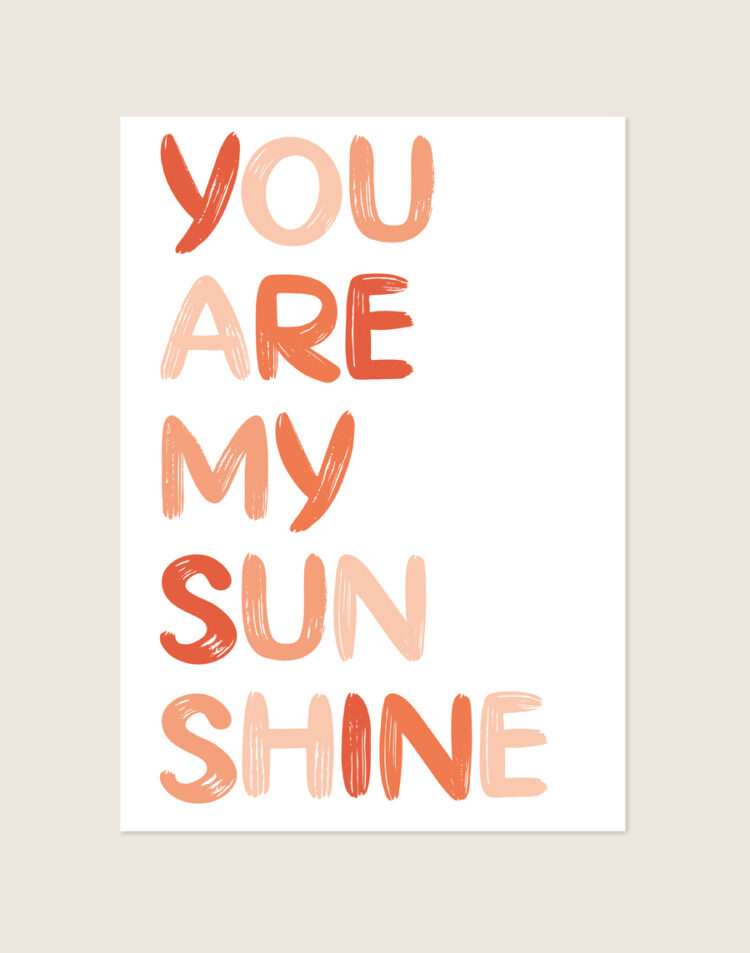 Typografische poster met de handgeschilderde tekst 'YOU ARE MY SUNSHINE' in speelse letters met penceeltextuur in terracotta, oranje en perzik op een witte achtergrond.