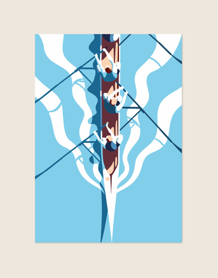 Een grafische en minimalistische poster van bovenaf gezien van drie roeiers in een smalle terracotta boot op lichtblauw water met een sterk wit kielzog.