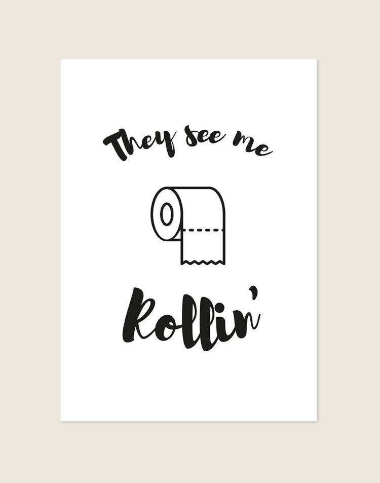 Humoristische WC Poster Rollin met de Engelse quote "They see me Rollin'" en een zwarte lijntekening van een toiletrol op een helderwitte achtergrond, sfeervol opgehangen in een ruimte.
