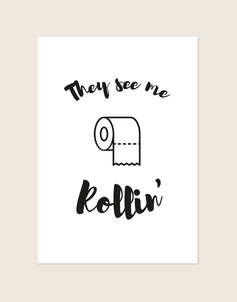 Humoristische WC Poster Rollin met de Engelse quote "They see me Rollin'" en een zwarte lijntekening van een toiletrol op een helderwitte achtergrond, sfeervol opgehangen in een ruimte.