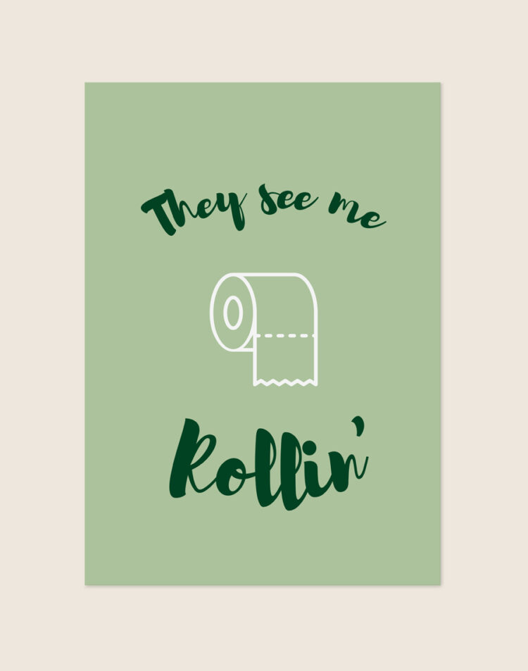Zachtgroene poster met donkergroene sierlijke letters met de tekst They see me Rollin' en een witte illustratie van een rol toiletpapier, sfeervol opgehangen aan een neutrale muur in een moderne toiletruimte.