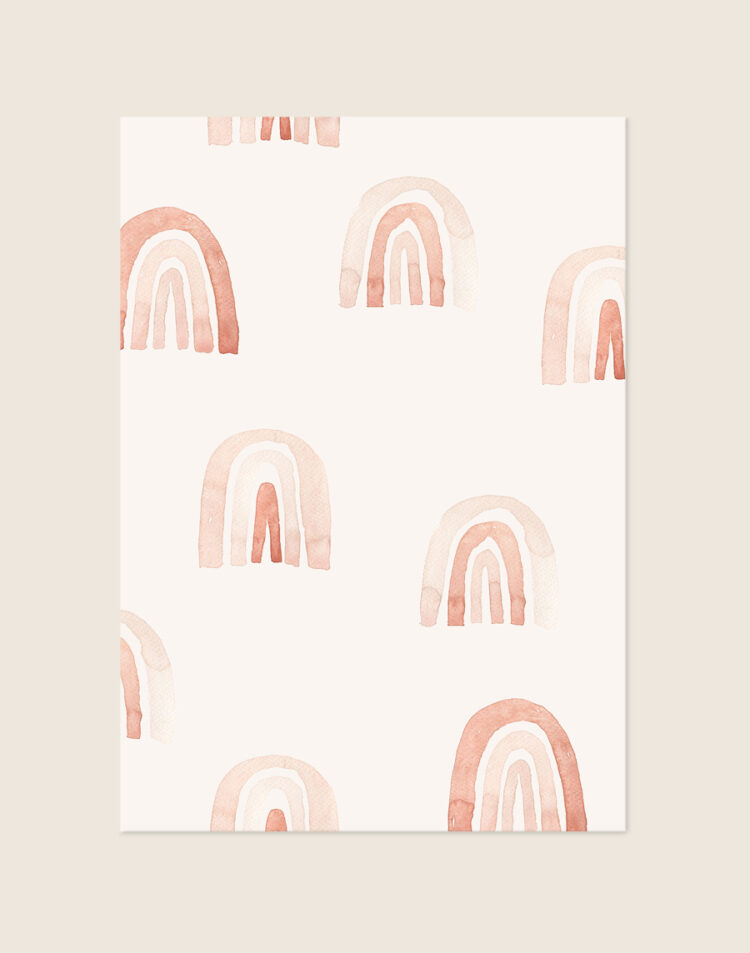 Dromerige babykamer Poster Roze regenbogen met een patroon van aquarel regenbogen in oudroze en terracottatinten op een lichte achtergrond, sfeervol opgehangen in een ruimte.