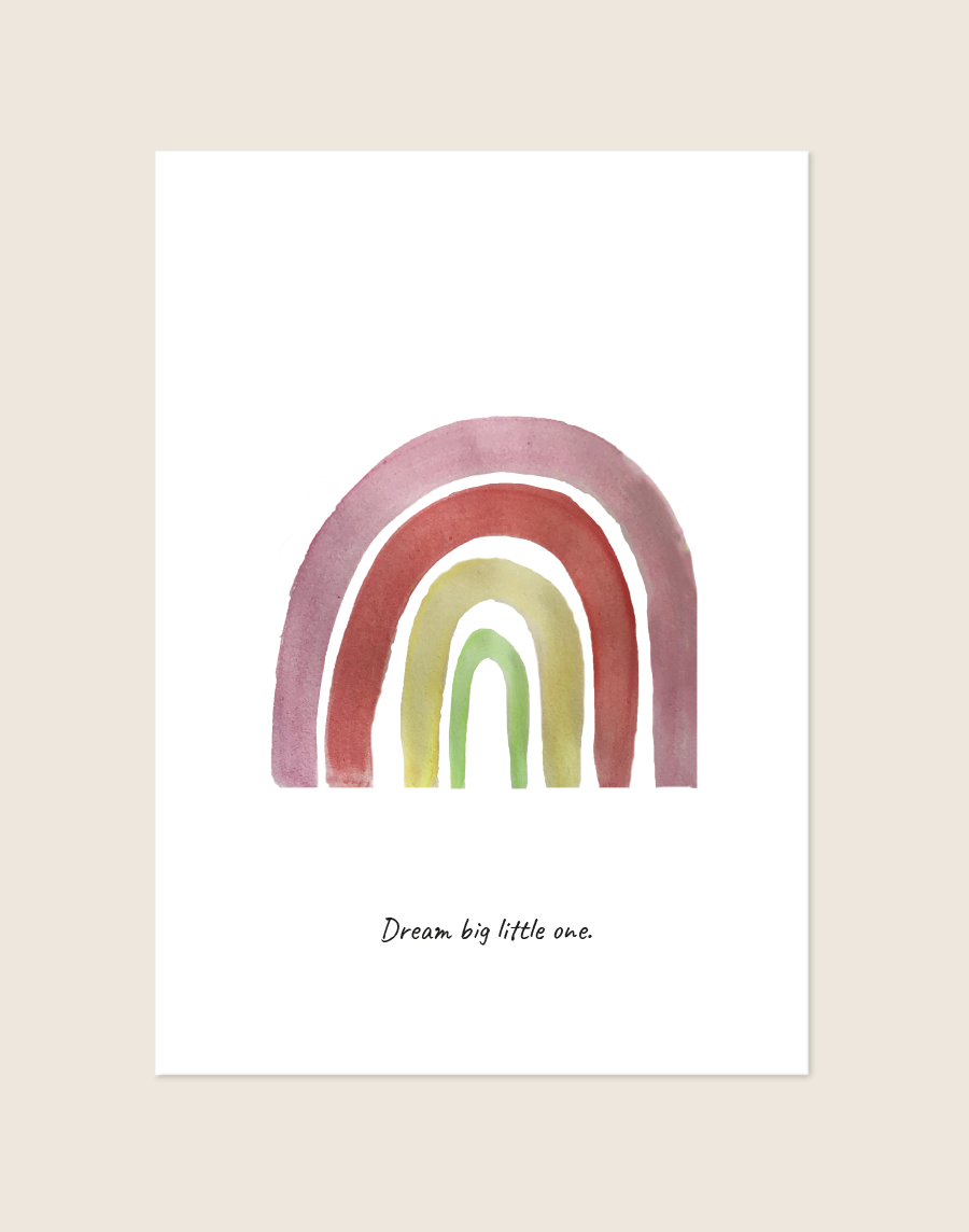 Sfeervolle kinderkamer Poster Roze regenboog met een geïllustreerde regenboog in roze- en roodtinten op een lichte achtergrond, sfeervol opgehangen in een ruimte.