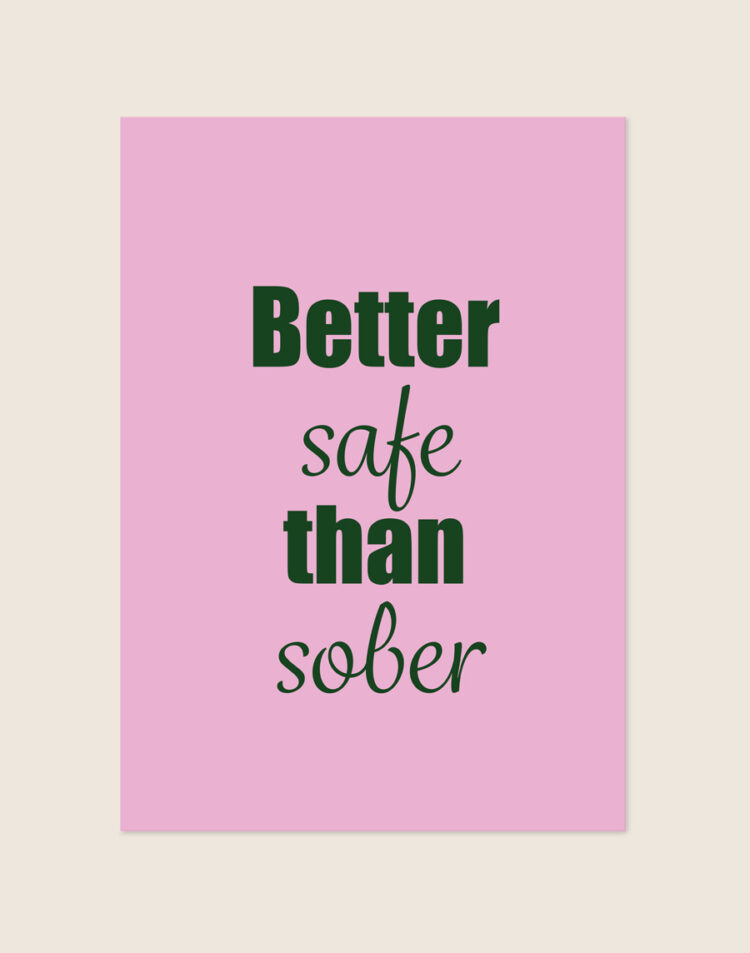 Stijlvolle typografische poster met de tekst Safe Sober, sfeervol opgehangen aan een neutrale muur in een lichte en moderne keuken.