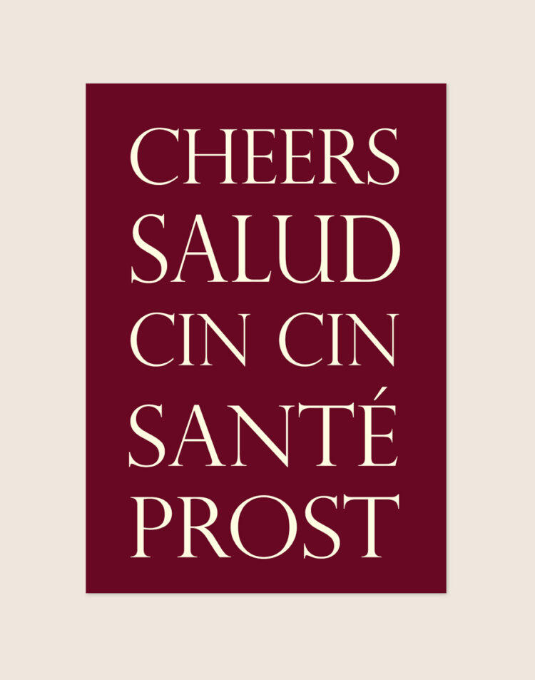Stijlvolle typografische poster met het Spaanse woord Salud, sfeervol opgehangen boven een houten barcart in een moderne keuken.