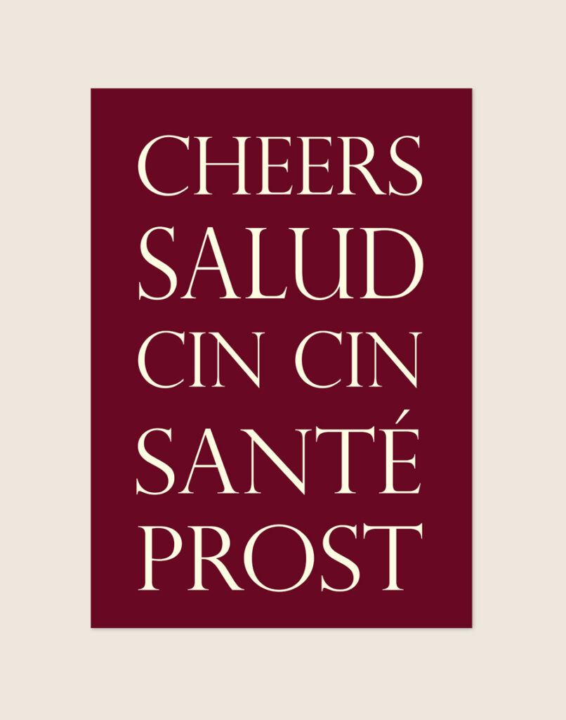 Stijlvolle typografische poster met het Spaanse woord Salud, sfeervol opgehangen boven een houten barcart in een moderne keuken.