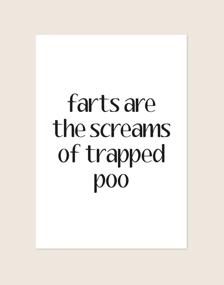 Humoristische WC Poster Screams met de Engelse quote "farts are the screams of trapped poo" in zwarte letters op een helderwitte achtergrond, sfeervol opgehangen in een ruimte.