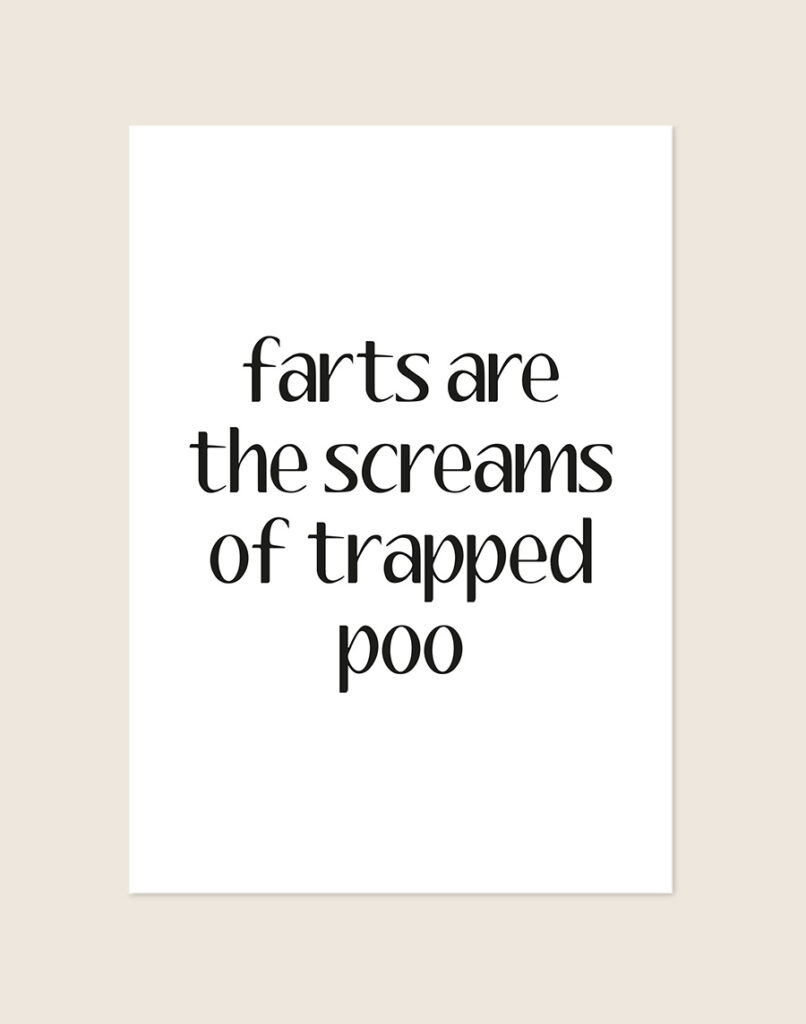 Humoristische WC Poster Screams met de Engelse quote "farts are the screams of trapped poo" in zwarte letters op een helderwitte achtergrond, sfeervol opgehangen in een ruimte.