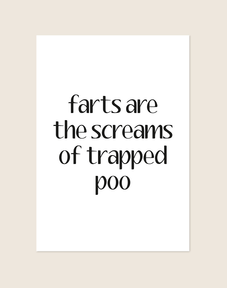 Humoristische WC Poster Screams met de Engelse quote "farts are the screams of trapped poo" in zwarte letters op een helderwitte achtergrond, sfeervol opgehangen in een ruimte.