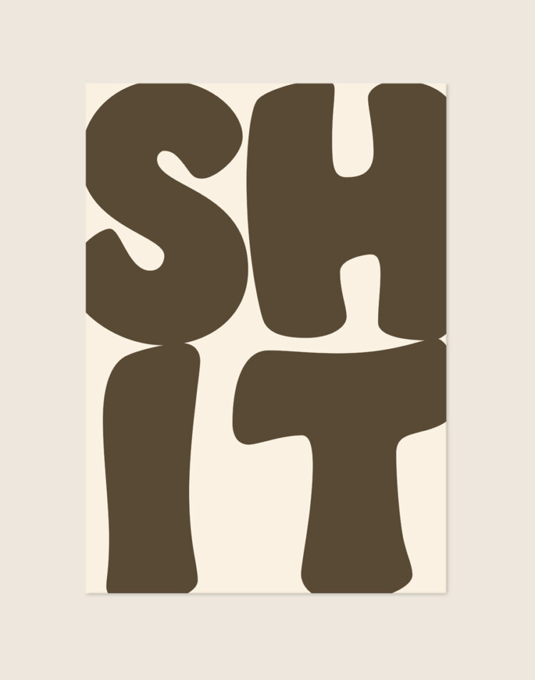 Opvallende warme beige poster met grote speelse bubble letters van het woord SHIT, sfeervol opgehangen aan een neutrale muur in een moderne toiletruimte.