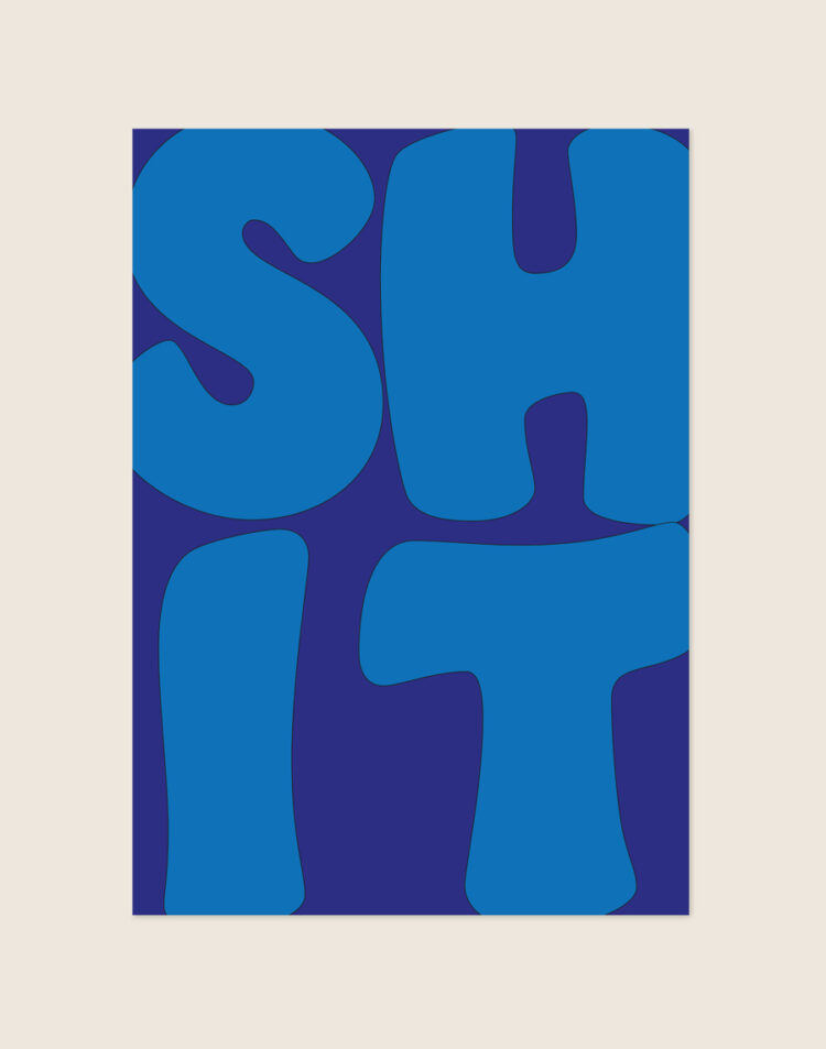 Opvallende dieppaarse poster met grote helderblauwe bubble letters van het woord SHIT, sfeervol opgehangen aan een neutrale muur in een moderne toiletruimte.