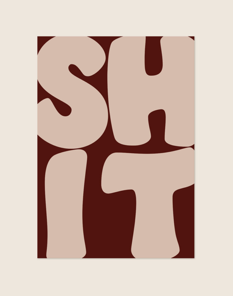 Chique bordeauxrode typografische poster met grote beige organische letters met de tekst SHIT, sfeervol opgehangen aan een neutrale muur in een moderne toiletruimte.