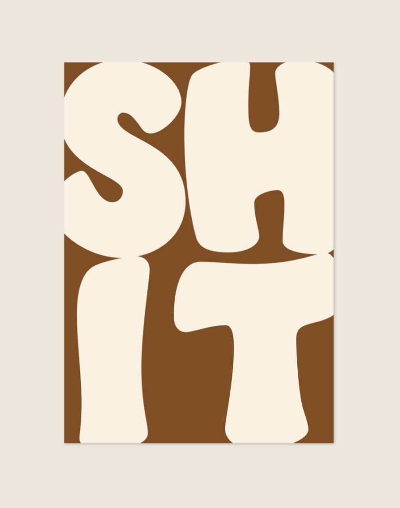 Opvallende warme bruine poster met grote beige bubble letters van het woord SHIT, sfeervol opgehangen aan een neutrale muur in een moderne toiletruimte.
